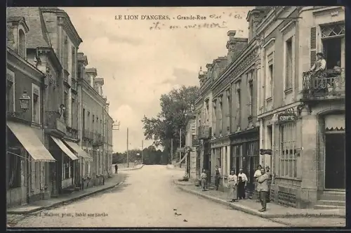 AK Le Lion-d`Angers, Grande-Rue animée avec commerces et passants