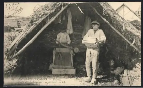 AK Trélazé, Tuilerie, taille de dalles sous un taudis