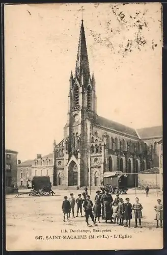 AK Saint-Macaire /M.-et-L., L`Église avec des habitants devant