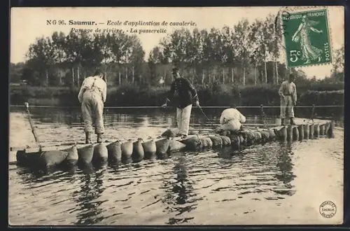 AK Saumur, École d`application de cavalerie, Passage de rivière, La passerelle