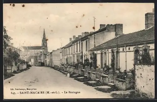 AK Saint-Macaire /M.-et-L., La Bretagne, vue de la rue principale avec église en arrière-plan