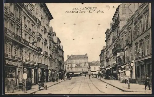 AK Angers, Rue de la Gare avec boutiques et passants