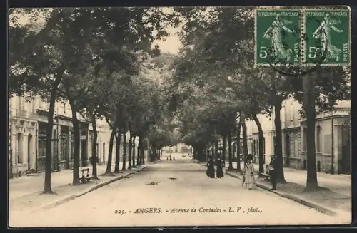 AK Angers, Avenue de Contades avec passants et arbres alignés