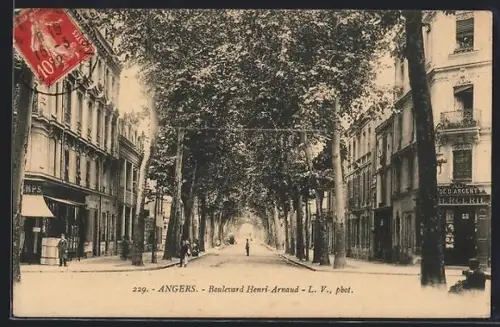AK Angers, Boulevard Henri Arnaud avec ses arbres majestueux et bâtiments historiques
