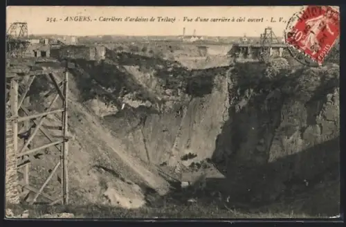 AK Angers, Carrières d`ardoise de Trélazé, Vue d`une carrière à ciel ouvert
