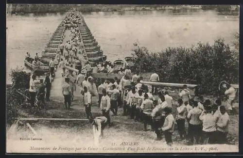 AK Angers, Manoeuvres de Pontage par le Génie, Construction d`un pont de bateaux sur la Loire