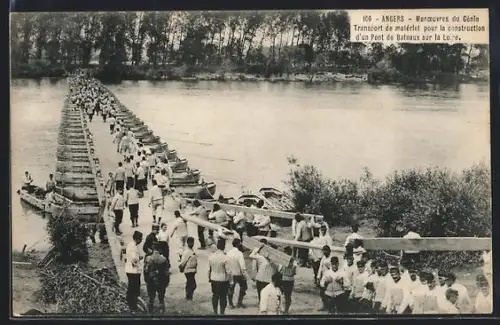 AK Angers, Manoeuvres du Génie: Transport de matériel pour la construction d`un Pont de Bateaux sur la Loire