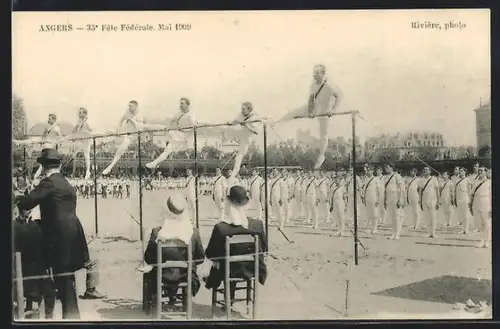 AK Angers, 33e Fête Fédérale, Mai 1909, gymnastes exécutant des exercices sur les barres parallèles