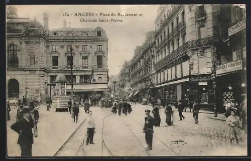 AK Angers, Place du Ralliement et Chaussée Saint-Pierre animée avec passants et commerces