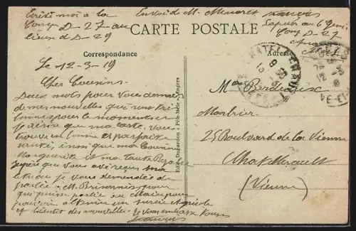 AK Angers, Place du Ralliement et Chaussée Saint-Pierre animée avec passants et commerces