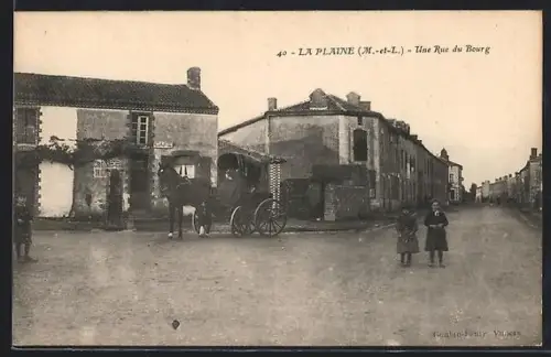 AK La Plaine /M-et-L, Une Rue du Bourg