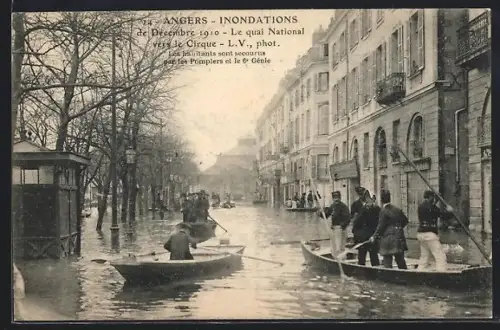 AK Angers, Inondations de Décembre 1910, le quai National avec secours en barques par les Pompiers et le Génie