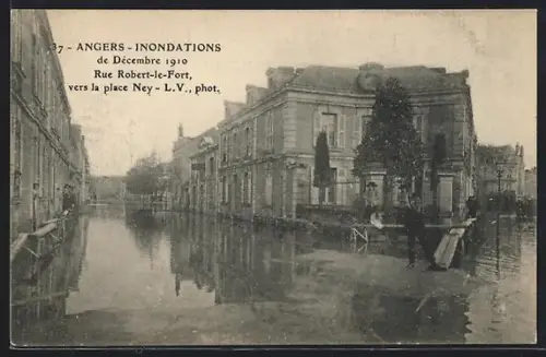 AK Angers, Inondations de Décembre 1910 Rue Robert-le-Fort vers la place Ney
