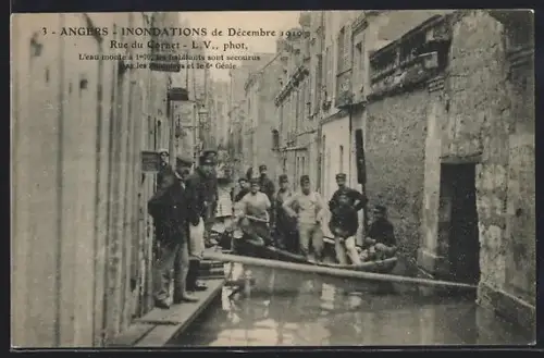 AK Angers, Inondations de décembre 1910, Rue du Grenet avec secouristes et habitants