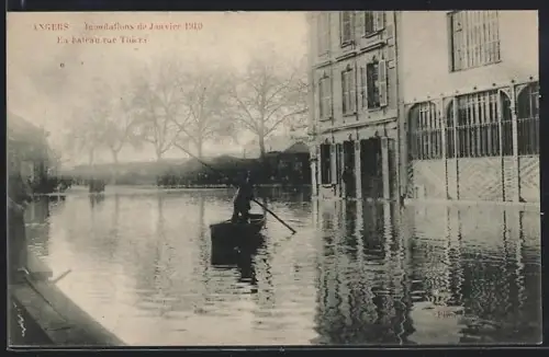 AK Angers, Inondations de Janvier 1910, En bateau rue Thiers
