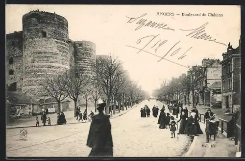 AK Angers, Boulevard du Château avec passants et arbres dénudés en hiver