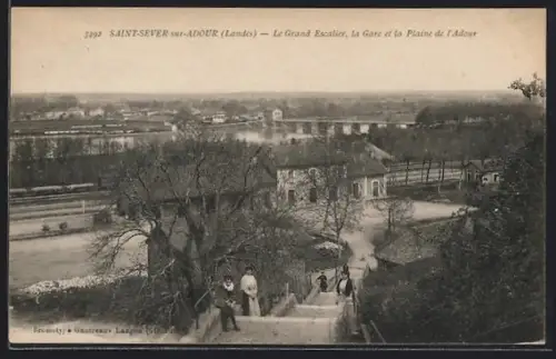 AK Saint-Sever-sur-Adour /Landes, Le Grand Escalier, la Gare et la Plaine de l`Adour