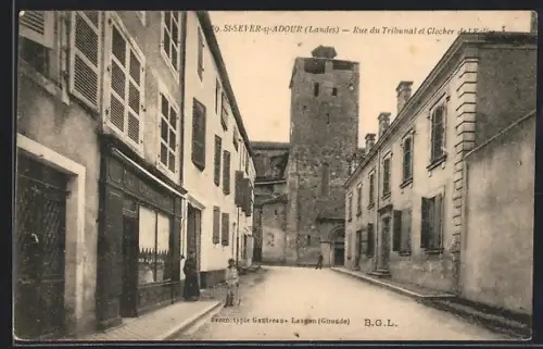 AK St-Sever-sur-Adour /Landes, Rue du Tribunal et Clocher de l`église