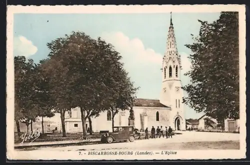 AK Biscarrosse-Bourg /Landes, L`Église et la place avec une voiture ancienne