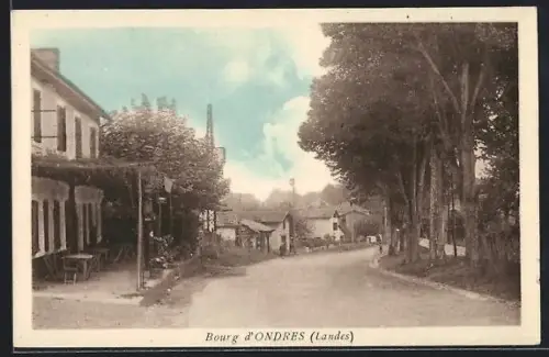 AK Ondres /Landes, Bourg d`Ondres avec rue bordée d`arbres et maisons traditionnelles