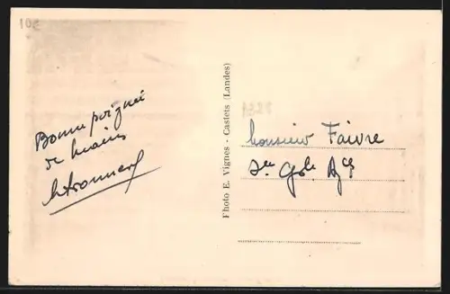 AK Ondres /Landes, Bourg d`Ondres avec rue bordée d`arbres et maisons traditionnelles