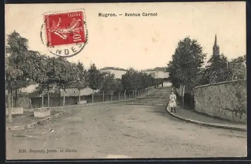 AK Mugron, Avenue Carnot avec une femme marchant sur le trottoir