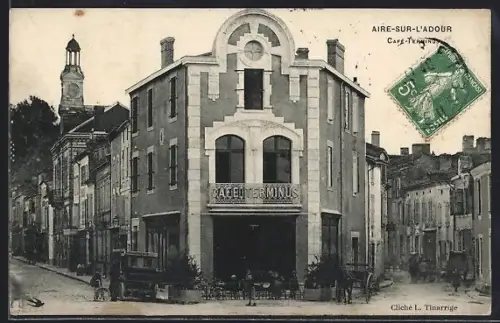 AK Aire-sur-l`Adour, Café Terminus et rue animée avec clocher en arrière-plan