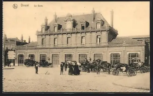 AK Douai, Treiben vor dem Bahnhof, Pferdekutsche