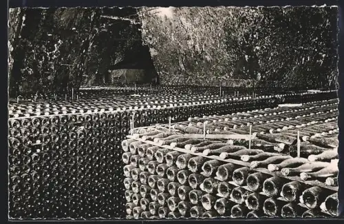 AK Reims, Champagne Veuve Clicquot-Ponsardin, Les bouteilles murissent dans le calme et le silence des caves, Wein