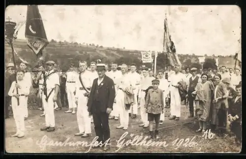 Foto-AK Göllheim, Gauturnfest 1926, Teilnehmende mit Fahnen