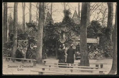 AK Oostacker, Besucher vor der Grotte