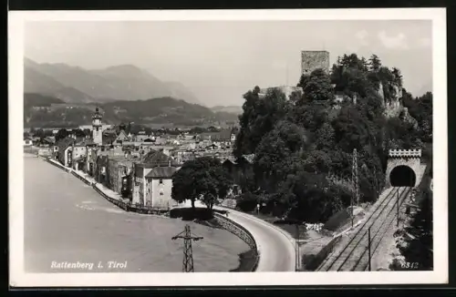 AK Rattenberg i. Tirol, Ortsansicht mit Bahngleisen