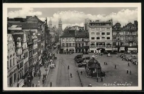 AK Pilsen, Strassenpartie mit Geschäften aus der Vogelschau
