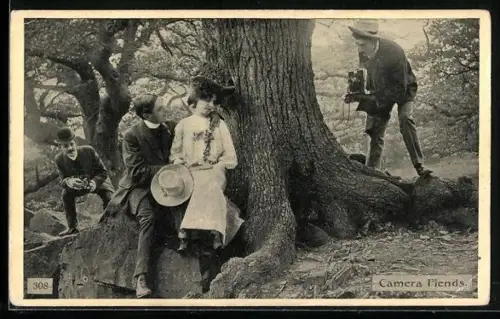 AK Mann nimmt mit einem Fotoapparat ein Paar auf