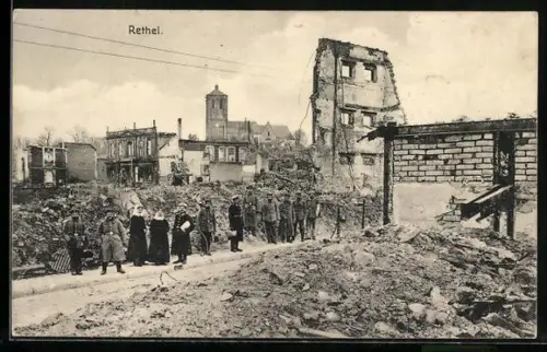 AK Rethel, Ortspartie in Trümmern mit Soldaten