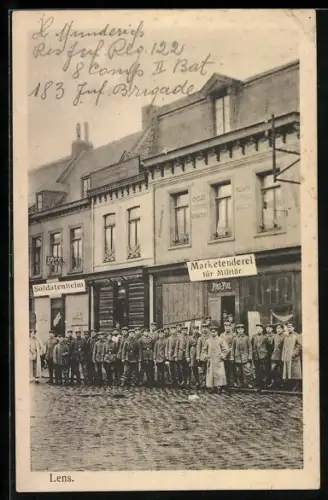 AK Lens, Soldatenheim und Marketenderei für Militär mit Soldaten davor