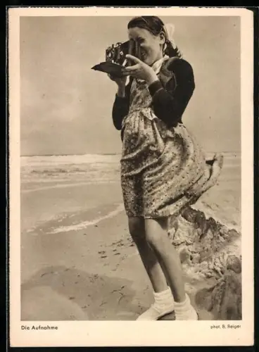 AK Die Aufnahme, Junge Frau beim Fotografieren am Strand