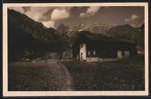 AK Landschau, Häusergruppe mit Zimbaspitze