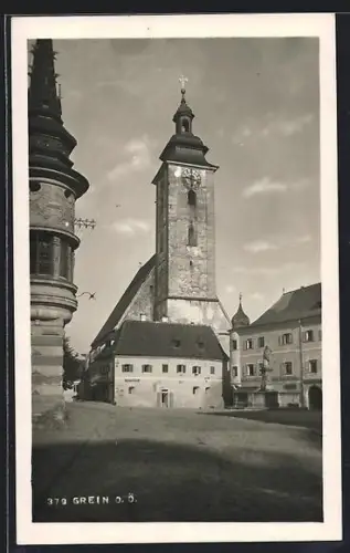 AK Grein /O. Ö., Strassenpartie mit Kirche, Gasthaus und Denkmal