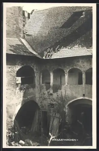 AK Weissenkirchen, Innnenhof im Sonnenschein