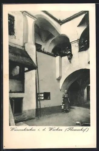 AK Weissenkirchen i. d. Wachau, Flammhof mit Anwohnerin