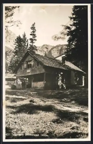 AK Bludenz, Schattenlagant, Mann vor dem Turistenhaus