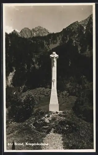 AK Brand, Kriegerdenkmal mit Gebirgspanorama