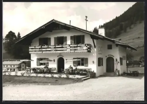 AK Ehrwald, Restaurant Pfeffermühle mit Gebirge im Hintergrund