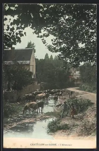 AK Châtillon-sur-Loire, L`Abreuvoir avec des vaches et un chemin bordé d`arbres
