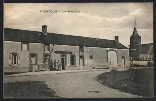 AK Villevoques, Café de la Place avec groupe de personnes devant le bâtiment