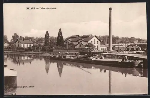 AK Briare, Usine élévatoire et canal avec péniches