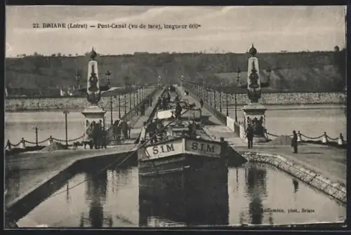 AK Briare /Loiret, Pont-Canal, vu de face, longueur 660 m, avec bateau S.I.M