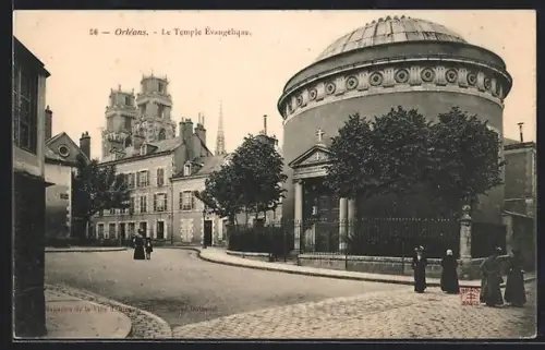 AK Orléans, Le Temple Évangélique et la rue animée par des passants