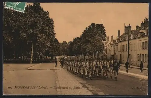 AK Montargis /Loiret, Boulevard du Pâtis, défilé militaire en marche